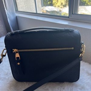 Purse/ cross body Louis Vuitton